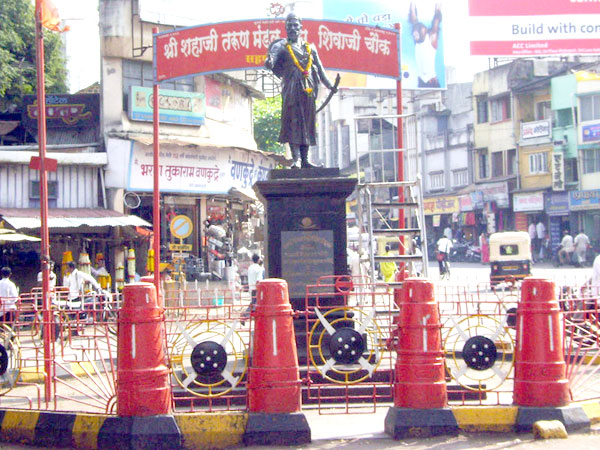 Dhanaji Yamkar should keep the frame with Shiva statue | शिवरायांच्या पुतळ्यासह ढाचाही तोच ठेवावा : धनाजी यमकर
