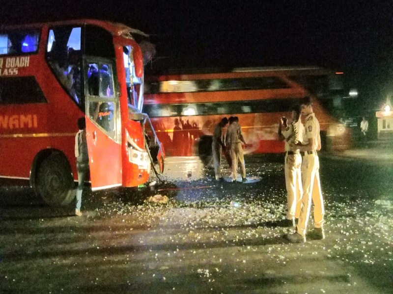 Five people were injured in a private bus accident | खाजगी बस कंटेनरला धडकून पाचजण जखमी
