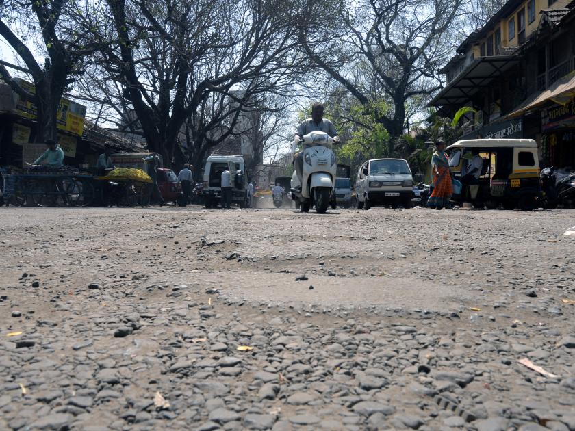 Walking through the road in Lakshmipuri was difficult | लक्ष्मीपुरीतील रस्त्यावरून चालणेही झाले अवघड, अधिकाऱ्यांच्या दुर्लक्षामुळे रस्ते उखडले
