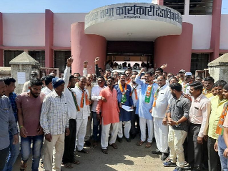 Dhule, Sakrit Dharna agitation by BJP | भाजपतर्फे धुळे, साक्रीत धरणे आंदोलन
