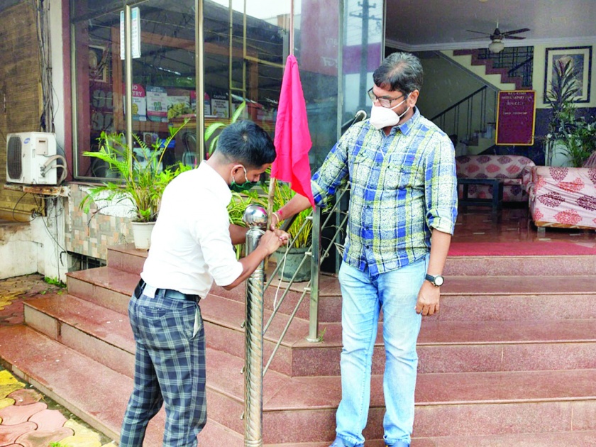Red flags were hoisted on hotels to attract the attention of the government | शासनाचे लक्ष वेधण्यासाठी हॉटेल्सवर फडकवला लाल झेंडा