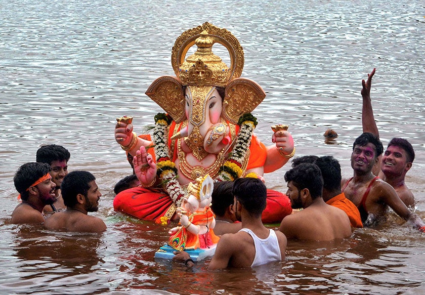 Devotees Immersed Ganesh Idols With Traditional Reverence And Gaiety in Mumbai | निरोप घेतो बाप्पा, आम्हा आज्ञा असावी; जड अंत:करणाने गणरायाला निरोप