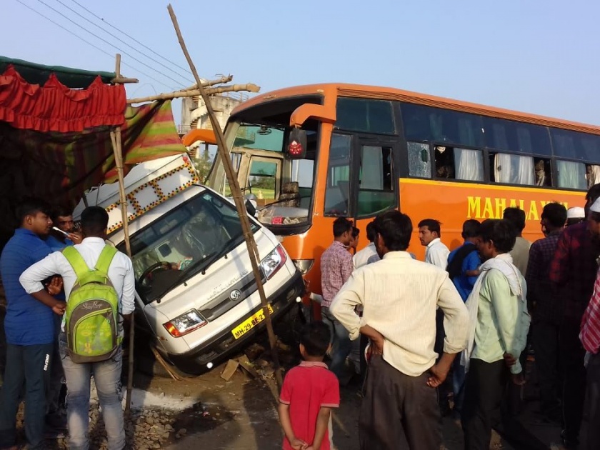 Accident of three vehicles, 16 passengers were seriously injured | तिन वाहनांच्या अपघातात १६ प्रवाशी गंभीर