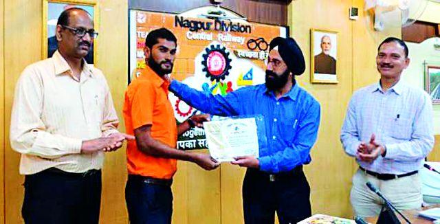 Youth Railway Employees Rakesh Golitat honored | युवा रेल्वे कर्मचारी राकेश गोलाईत सन्मानित