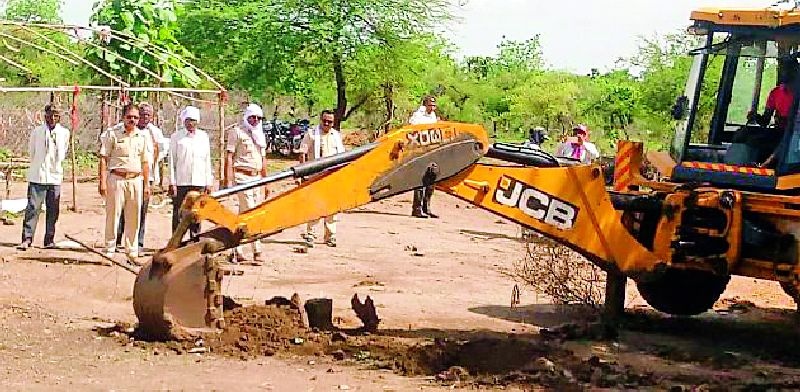 The Forest Department operated a bulldozer on the rahutas | वनविभागाने चालविला राहुट्यांवर बुलडोजर