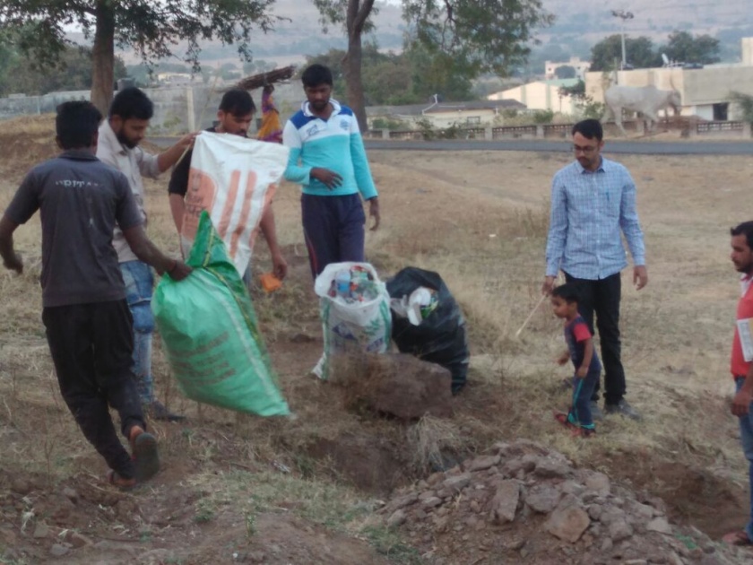 Satara: 27 bags of plastic waste deposits from Aundh, Shivsankalp Pratishthan's venture, Yamai Devi Mandir and Shri Bhavani Bushes Hospital premises | सातारा : औंधमधून २७ पोती प्लास्टिक कचरा जमा, शिवसंकल्प प्रतिष्ठानचा उपक्रम, यमाई देवी मंदीर अन् श्री भवानी वस्तूसंग्रहालय परिसर चकाचक