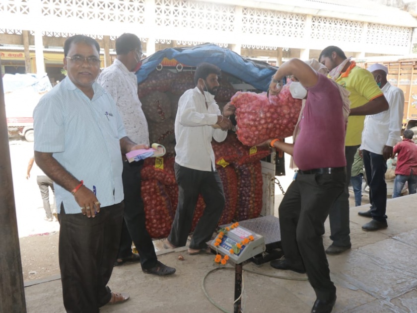 Onion auction smooth in Sharad Chandra Pawar market committee | शरदचंद्र पवार बाजरसमितीत कांदा लिलाव सुरळीत