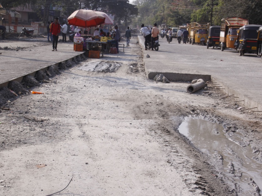 Road works incomplete; Trouble for Beedkar | रस्त्यांची कामे अपूर्ण; बीडकरांना त्रास
