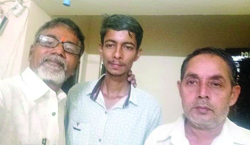 Buldhana's duo become angel for Missing boy in Tirupati | गतिमंद मुलासाठी बुलडाण्याचे दोघे ठरले देवदुत