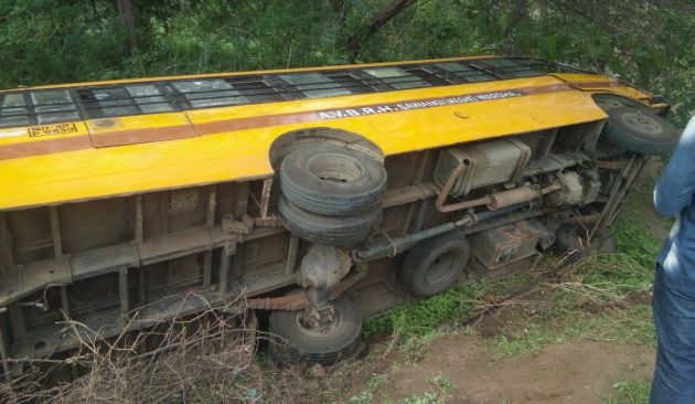 The bus of Savangi Meghhe Hospital has fall down in Chandrapur district | चंद्रपूर जिल्ह्यात सावंगी मेघे रुग्णालयाची बस उलटली