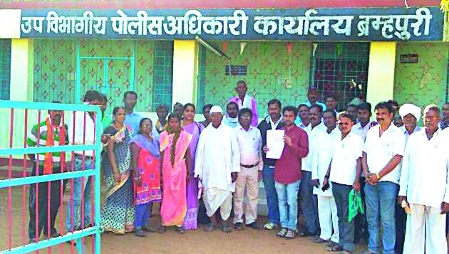 The villagers' SDPO hit the office for 'Durga' | ‘दुर्गा’साठी गावकऱ्यांची एसडीपीओ कार्यालयावर धडक