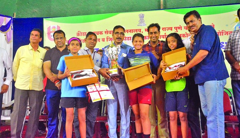 State level badminton tournament: Nashik, Pune, Mumbai Division dominated by team | राज्यस्तरीय बॅडमिंटन स्पर्धा : नाशिक, पुणे, मुंबई विभाग संघाने राखले वर्चस्व