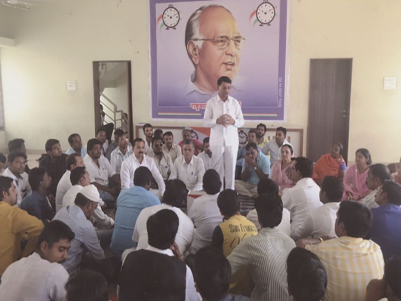 Work for Jalgaon Municipal Elections: Former Minister Gulabrao Deokar | जळगाव मनपा निवडणुकीसाठी कामाला लागा : माजी मंत्री गुलाबराव देवकर