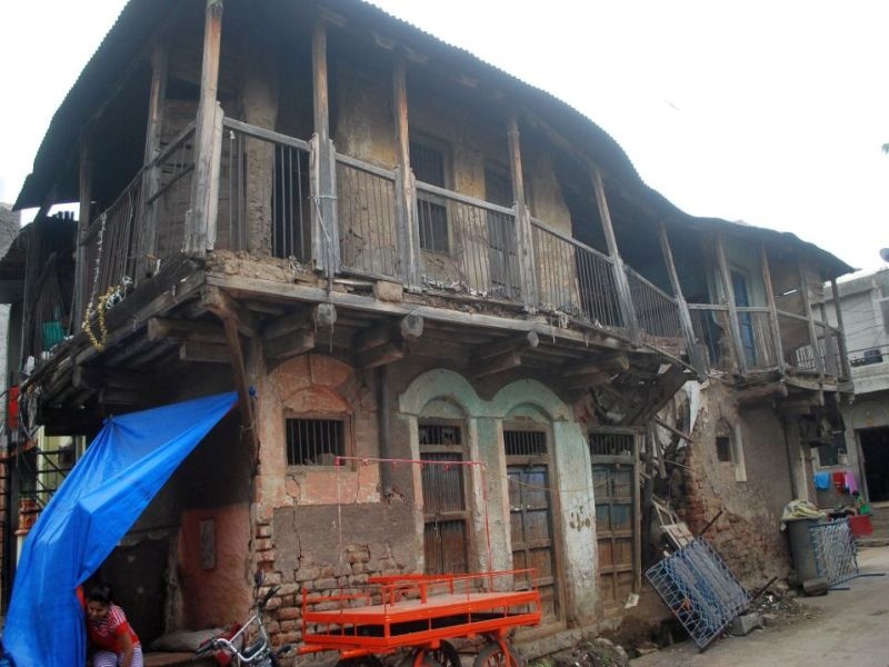 dhule city threat of building collapse | धोकादायक इमारतींचा धोका कायम!