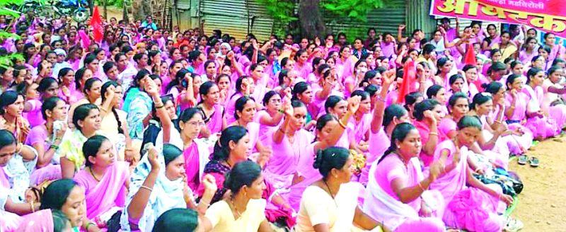 Asha and group promoters hit the Zilla Parishad | आशा व गट प्रवर्तकांची जिल्हा परिषदेवर धडक