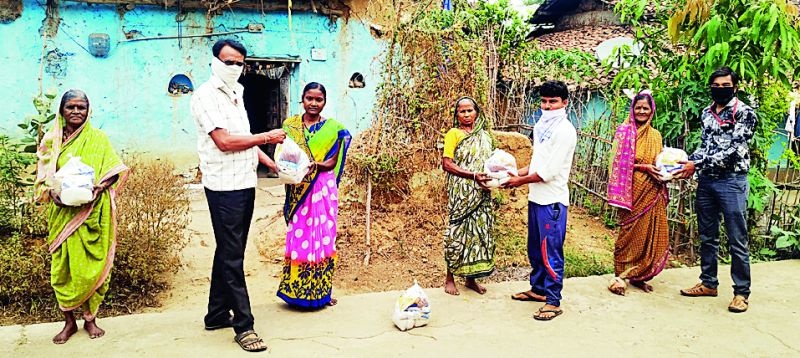 Sarasawali Yashoda and Udan Sanstha to help the destitute | निराधारांच्या मदतीसाठी सरसावली यशोदा व उडान संस्था