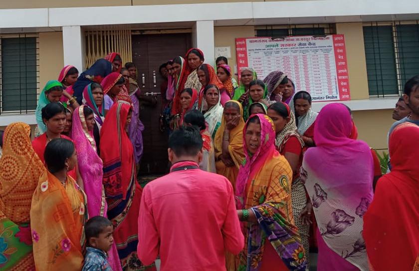 Angry women locked the Gram Panchayat office | संतप्त महिलांनी ठोकले ग्रामपंचायत कार्यालयाला टाळे