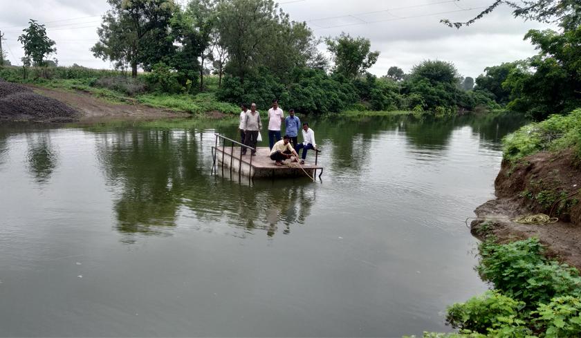 Boat base for farmers to cross the river | शेतकऱ्यांना नदीपात्र ओलांडण्यासाठी होडीचा आधार