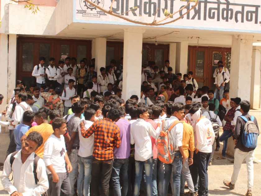 Students' agitations for water | तंत्रनिकेतनमध्ये पाण्यासाठी विद्यार्थ्यांचा टाहो