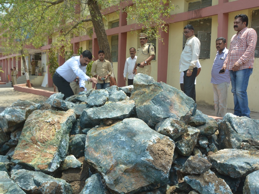 Stone quarrying, FIR against 5 people | दगड उत्खनन,५ जणांवर गुन्हा