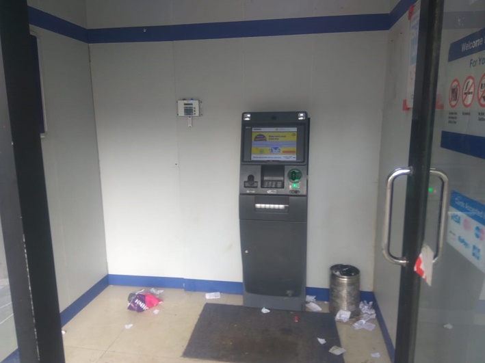 Ain Diwali burst into ATMs | ऐन दिवाळीत जालन्यातील एटीएममध्ये खडखडाट