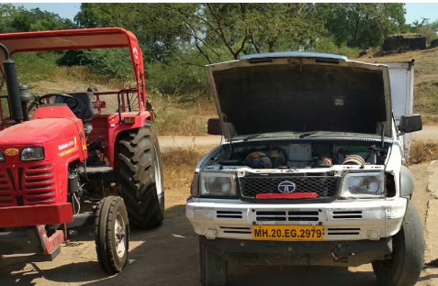 Illegal sand smuggling from pickups and tractors | पिकअप व ट्रॅक्टरमधून अवैध वाळू तस्करी
