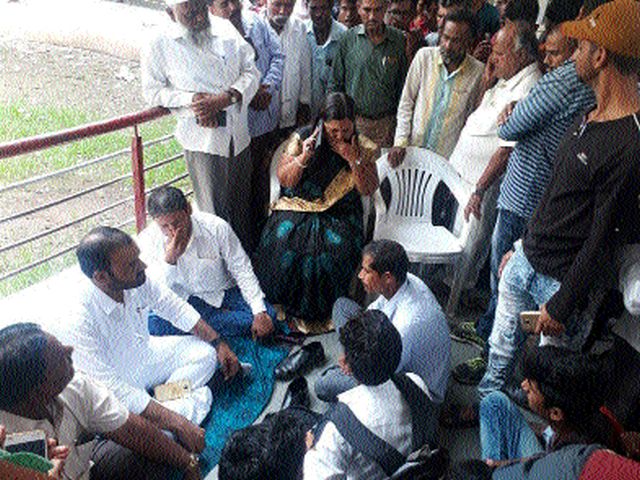 The protest movement of the MLAs in the Tehsil office | तहसील कार्यालयात आमदारांचे ठिय्या आंदोलन