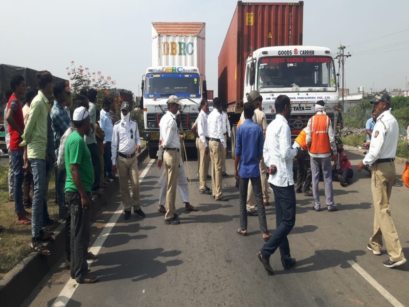 Youth killed by containers, people stabbed on the highway after the accident | कंटेनरच्या धडकेने युवक ठार, अपघातानंतर नागरिकांचा महामार्गावर ठिय्या