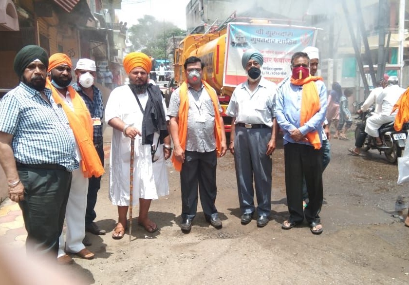 Sanitizer spraying campaign in the city initiated by Guru |  गुरु द्वारा गुपतसर समतिीचा पुढाकार शहरात सॅनिटाईझर फवारणी मोहीम