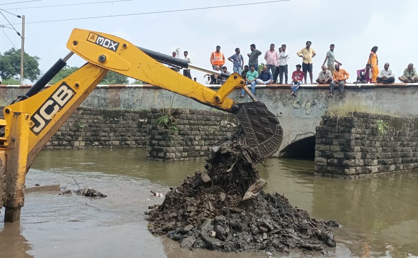 Nandgaon Shiv Sainik descended to clean the river | नांदगाव शिवसैनिक उतरले नदी स्वच्छ करायला