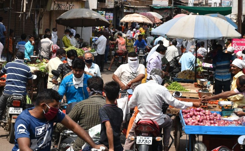 Market crowds and hustle and bustle | बाजारात गर्दी आणि रेटारेटी कायम