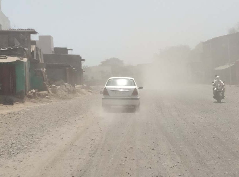 Dust kingdom on Shahada Prakasha Road | शहादा प्रकाशा रस्त्यावर धुळीचे साम्राज्य
