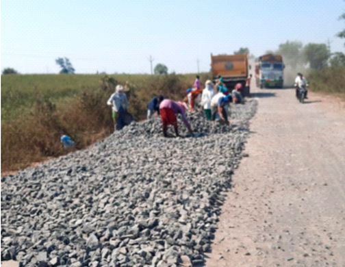 Finally, repair work of Shewali to Netrang highway started | अखेर शेवाळी ते नेत्रंग महामार्ग दुरूस्तीला सुरुवात