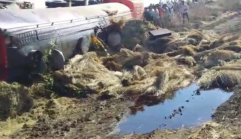 An oil tanker overturned near Bardipada, injuring the driver | बर्डीपाडाजवळ तेलाचा टँकर उलटून अपघातात चालक जखमी