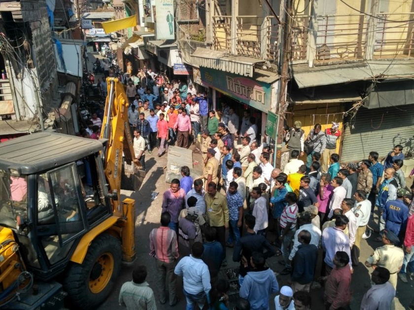 Hammer on the encroached construction of commercial vehicles in Bhadrakali with Manorod in Nashik | नाशकात मेनरोडसह भद्रकालीत व्यापा-यांच्या अतिक्रमित बांधकामांवर हातोडा