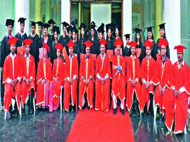 The graduation ceremony at the University of Brahma Valley | ब्रह्मा व्हॅली महाविद्यालयात पदवीग्रहण समारंभ