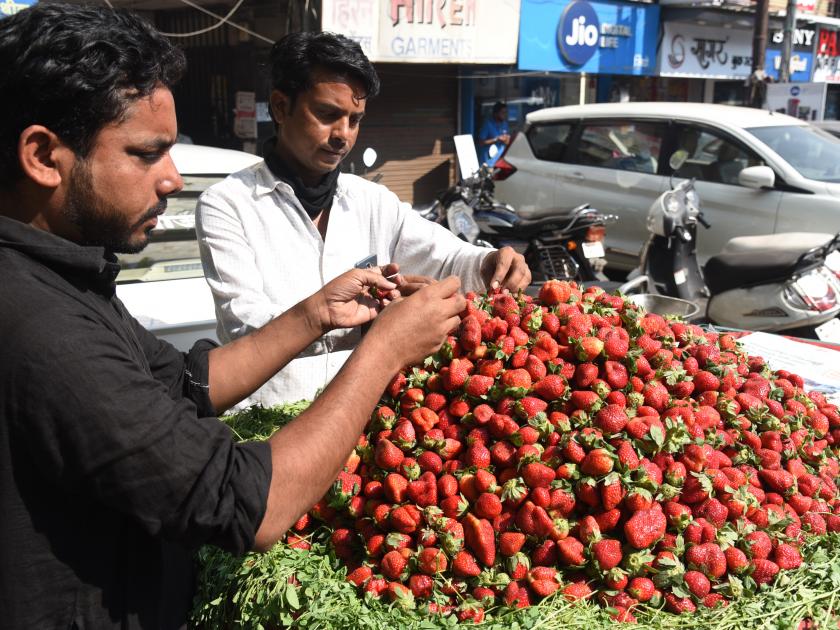 Entering strawberries on the market | बाजारात स्ट्रॉबेरी दाखल