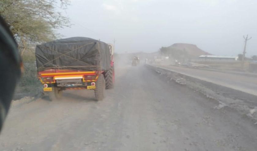  Due to dust on the Surat-Shirdi highway health hazard | सुरत-शिर्डी महामार्गावर धुळीमुळे आरोग्य धोक्यात