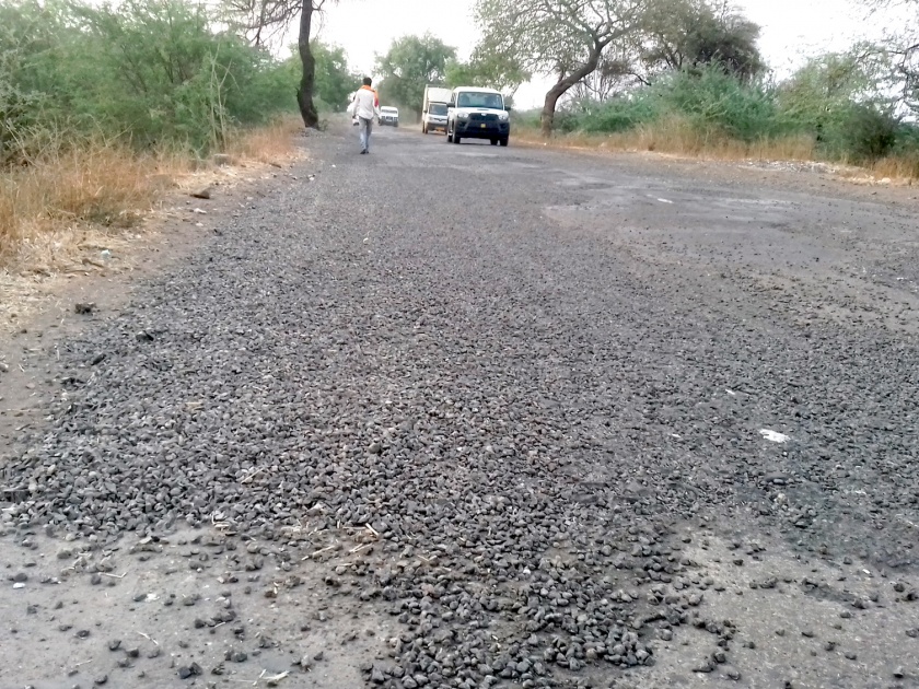 Parbhani: Even after spending Rs 48 lakh due to poor work, roads were like potholes | परभणी : निकृष्ट कामामुळे ४८ लाख खर्चूनही रस्त्यावरील खड्डे जैसे थे