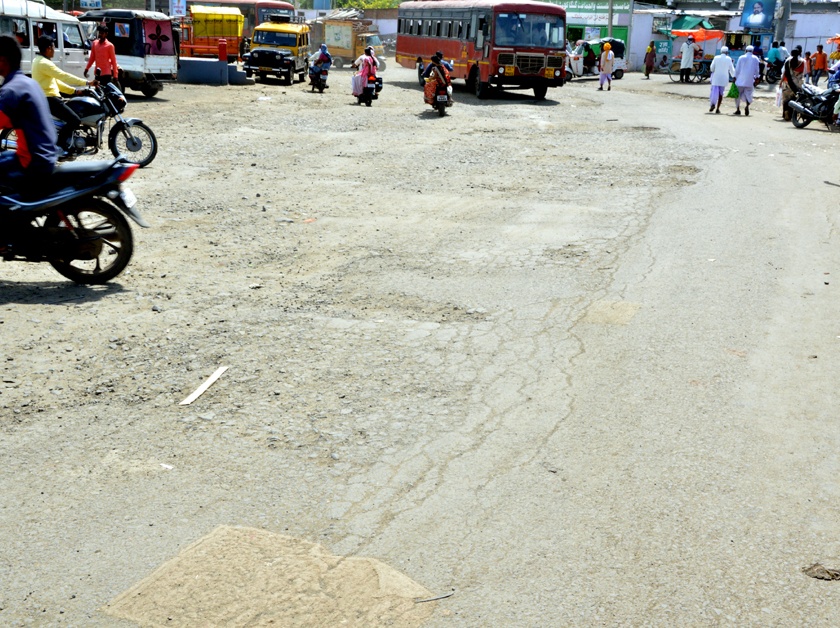 Parbhani: The main road in Gangakhed is a ditch | परभणी : गंगाखेडमध्ये मुख्य रस्त्यावर खड्डेच खड्डे