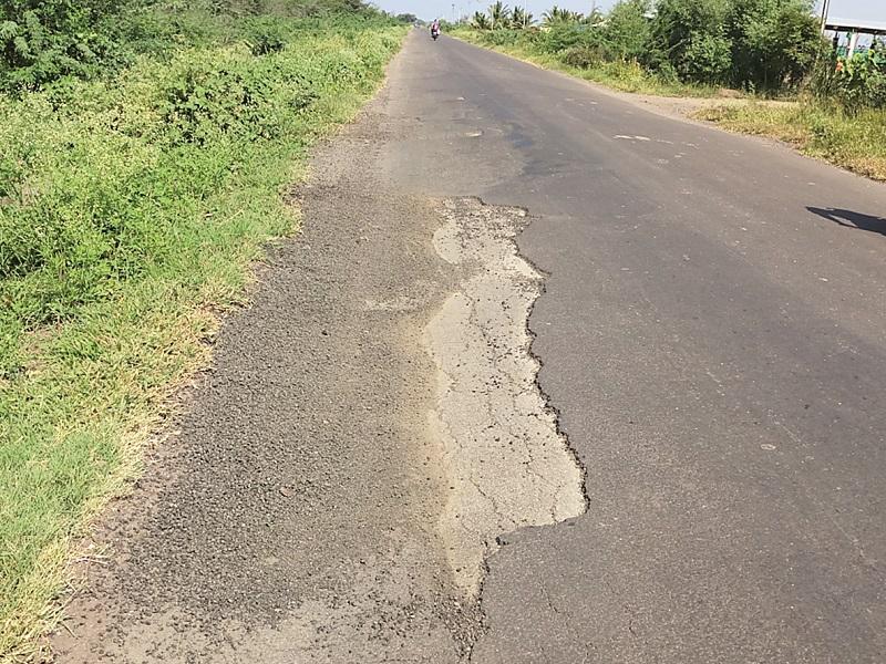Two-and-a-half million 'pits' in six months: Punatambha Phata to Shingwa road collapsed | सहा महिन्यातच अडीच कोटी ‘खड्ड्यात’ : पुणतांबा फाटा ते शिंगवे रस्ता उखडला
