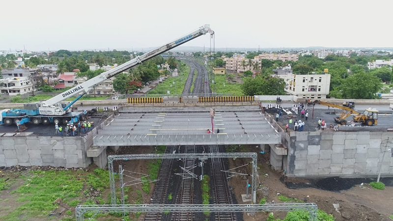 The girder on the Gulbarga bridge was installed in seven hours by a 300 ton crane | ३०० टन क्रेनद्वारे सात तासात बसविले गुलबर्ग्यातील पुलावरील गर्डर