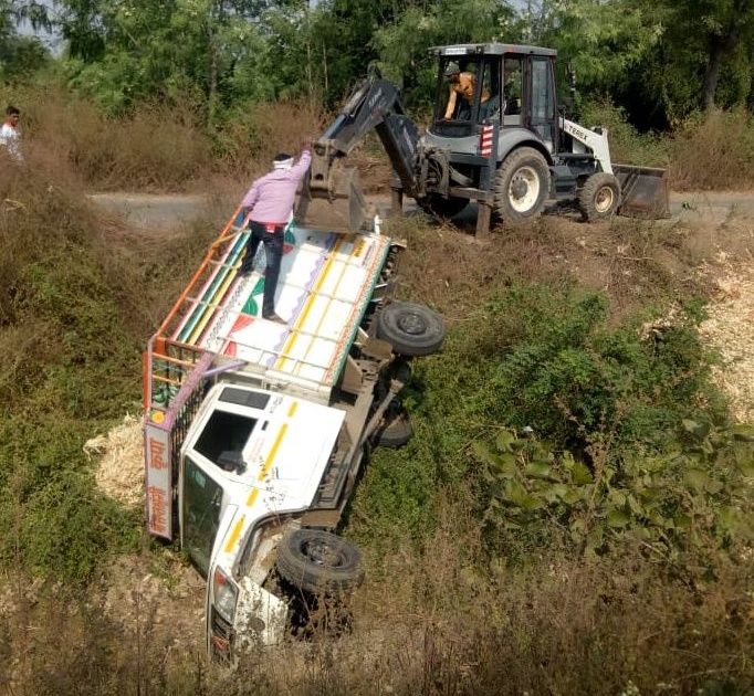 Jeep overturns in right canal at Tekwade fork, 3 injured | टेकवाडे फाट्यावर जीप कालव्यात उलटली, ३ जखमी