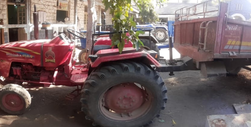  Action on tractors transporting illegal sand | अवैध वाळू वाहतूक करणाऱ्या ट्रॅक्टरवर कारवाई