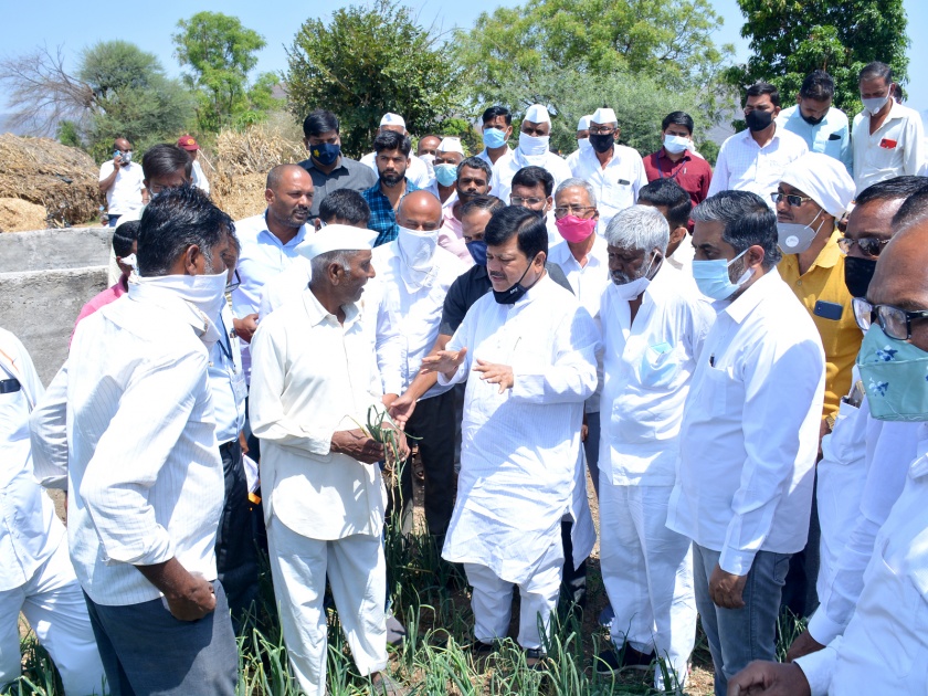 Give one lakh help to untimely farmers Praveen Darekar: Criticism of the government for leaving it to chance | अवकाळीग्रस्त शेतकऱ्यांना एक लाख मदत द्या प्रवीण दरेकर : सरकारने वाऱ्यावर सोडल्याची टीका