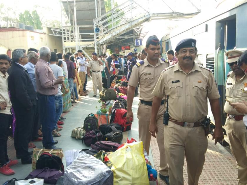 Coonah Express stopped due to bomb rumors; Three detained | बॉम्बच्या अफवेमुळे कोयना एक्सप्रेस थांबविली; तिघे ताब्यात