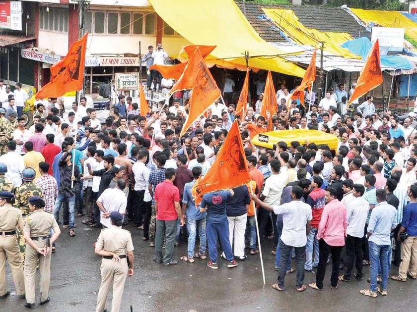 Maratha Kranti Morcha: The Maratha community's Elgar, Kanakavali, and the protesters stop the Mumbai-Goa highway. | Maratha Kranti Morcha : कणकवलीत मराठा समाजाचा एल्गार, आंदोलकांनी रोखला मुंबई-गोवा महामार्ग