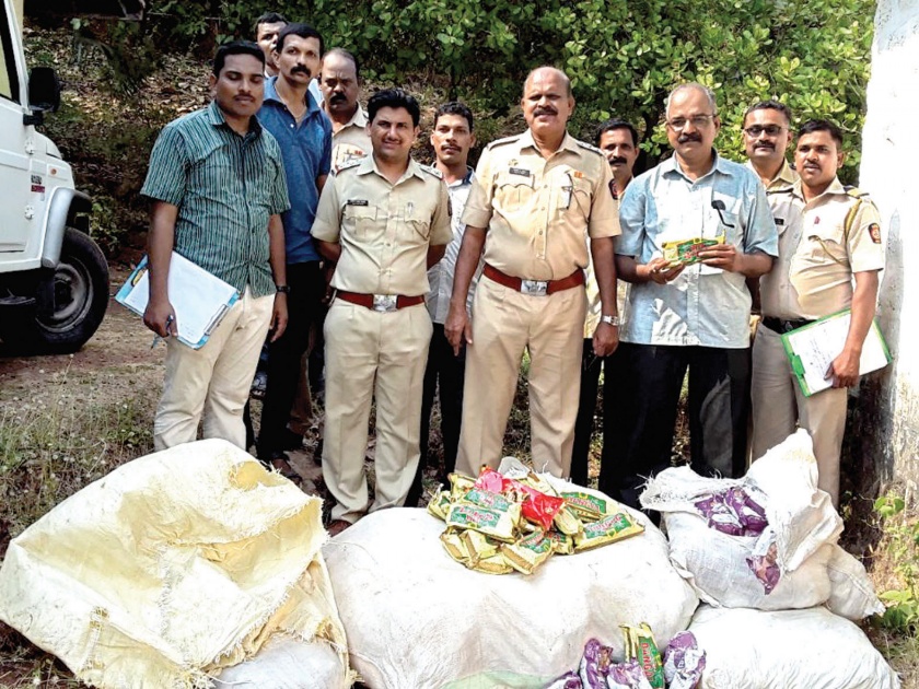 Sindhudurg: Guntakha seized of 21 lakhs in insuli, action of food department | सिंधुदुर्ग : इन्सुली येथे २१ लाखांचा गुटखा जप्त, अन्नभेसळ विभागाची कारवाई