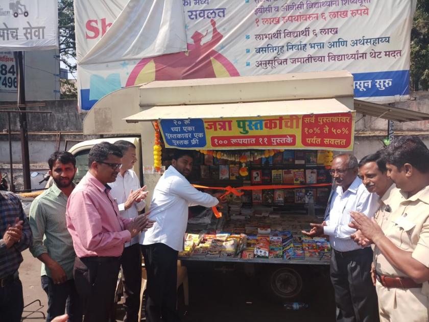 Marathi language gaurav day 2018: Books stalls, Kolhapur Central Bus Stand, Marathi Reading Week | मराठी भाषा गौरव दिन २०१८ : कोल्हापूर मध्यवर्ती बसस्थानकावर पुस्तकांचे स्टॉल, मराठी वाचन सप्ताह