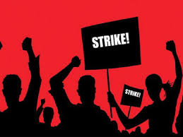 The agitation of class IV employees started | चतुर्थश्रेणी कर्मचा-यांचे आंदोलन सुरु